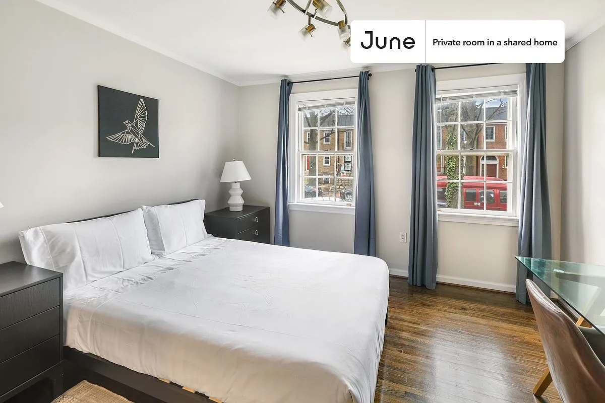 Queen bedroom in 7 bed/3.5 bath home in Southwest Waterfront #938 B — Photo 1