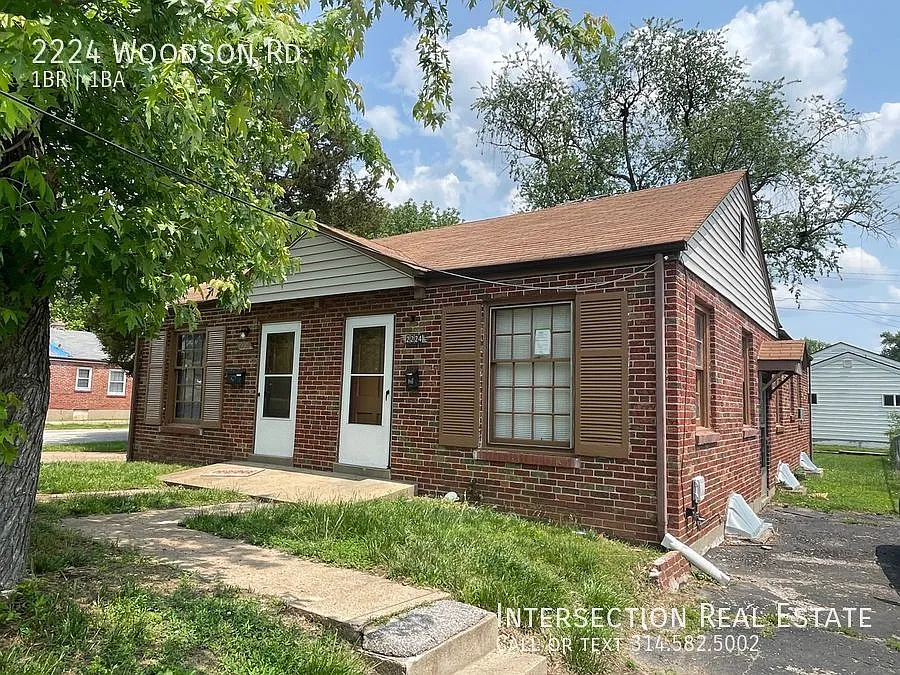 Renovated 1 Bed/1Bath Overland Duplex Apt with Private Basement — Photo 2