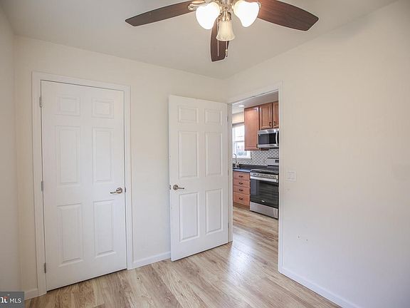 5th image of 323 Tyler St