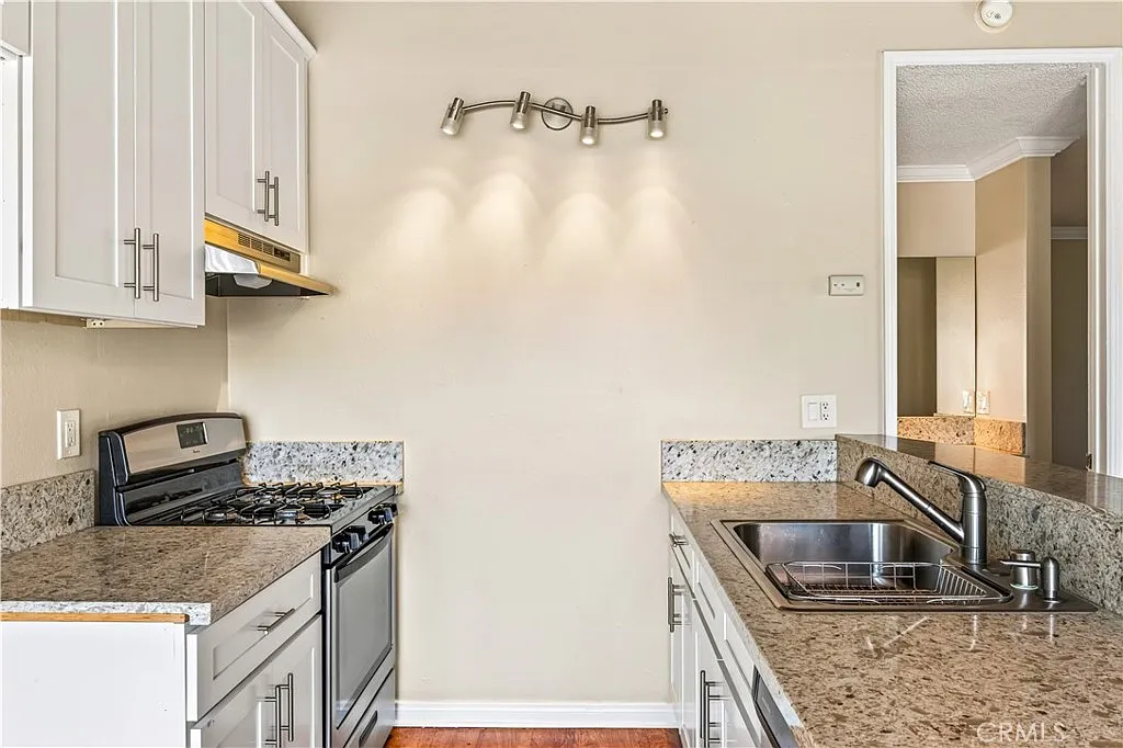 1 bed, 700 sqft, $2,295 — Photo 2