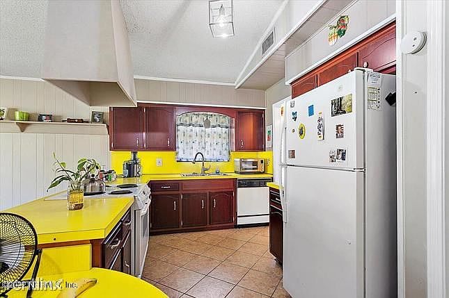 1st image of 176R Debarry Ave