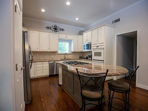 5th image of 3807 Meadowdale Ln