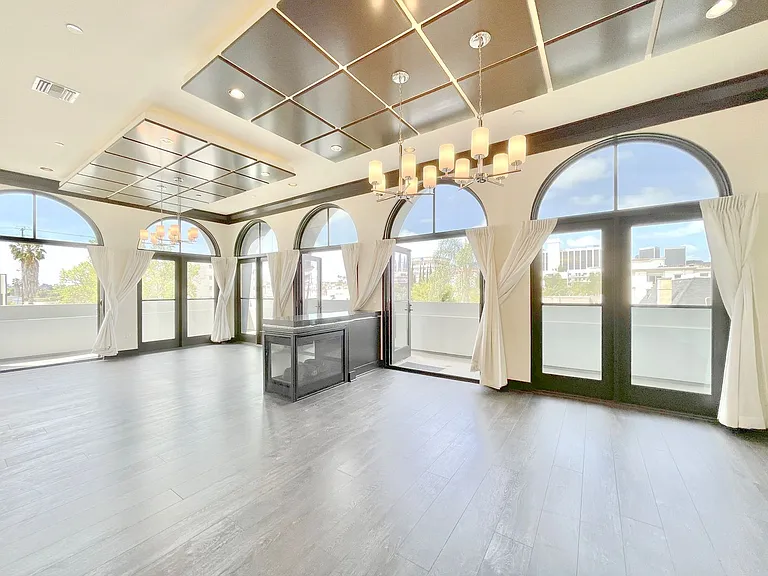 1110 Glenville Dr — Photo 1