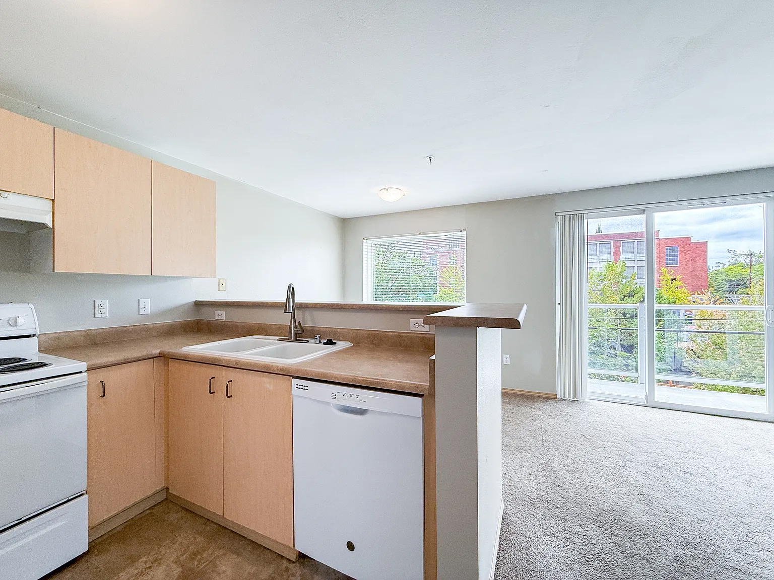 5200 Roosevelt Way NE, Seattle - 302 — Photo 2