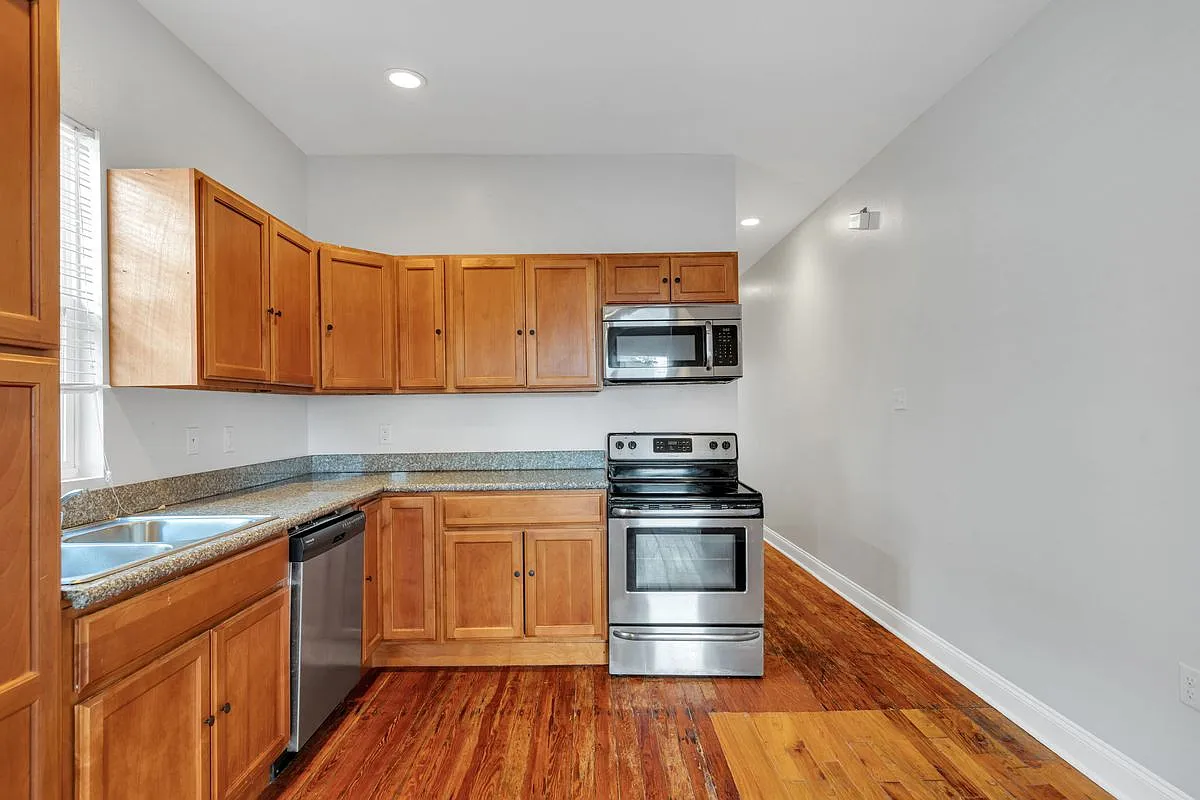 2 bed, 1.0 bath, 672 sqft, $1,300 — Photo 2