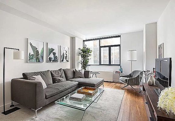 3rd image of 210 E 39th St #1002