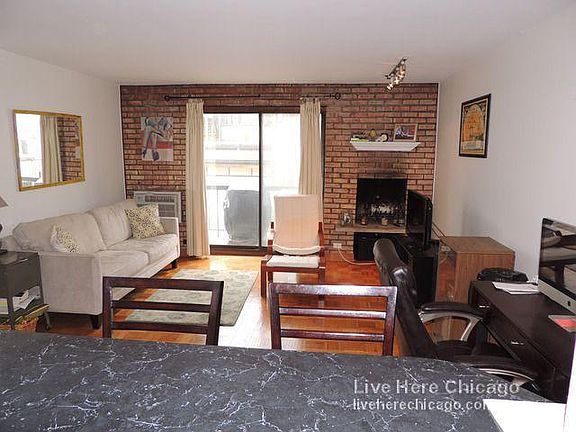 4th image of 832 W Oakdale Ave