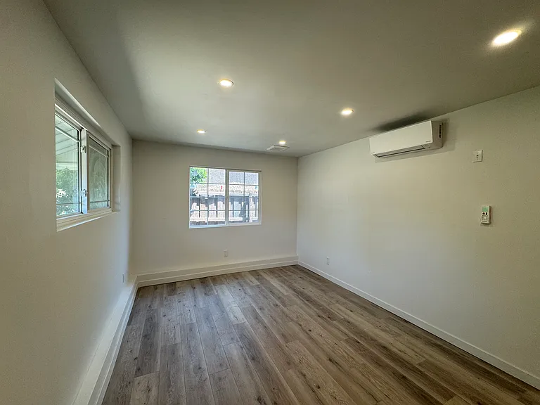 11430 Haskell Ave — Photo 2