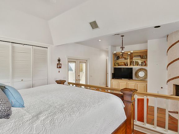 3rd image of 691 Fowler Ave