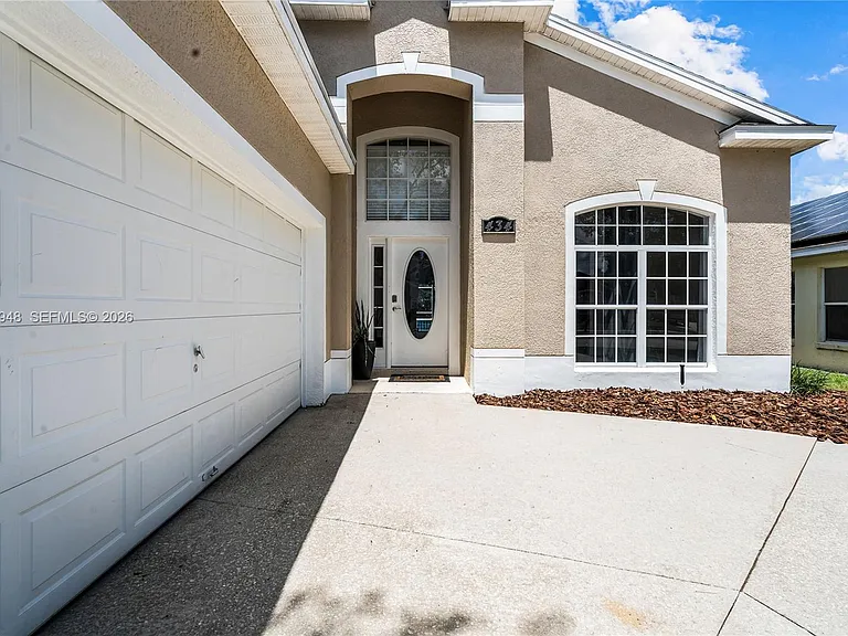 434 Castlemain Cir — Photo 2