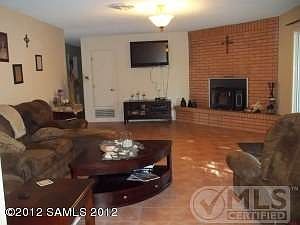 4508 Queens Way Living Room