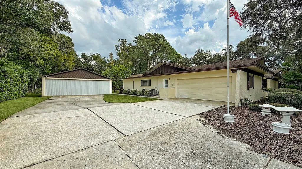 5 bed, 2.5 bath, 2529 sqft, $4,000 — Photo 2