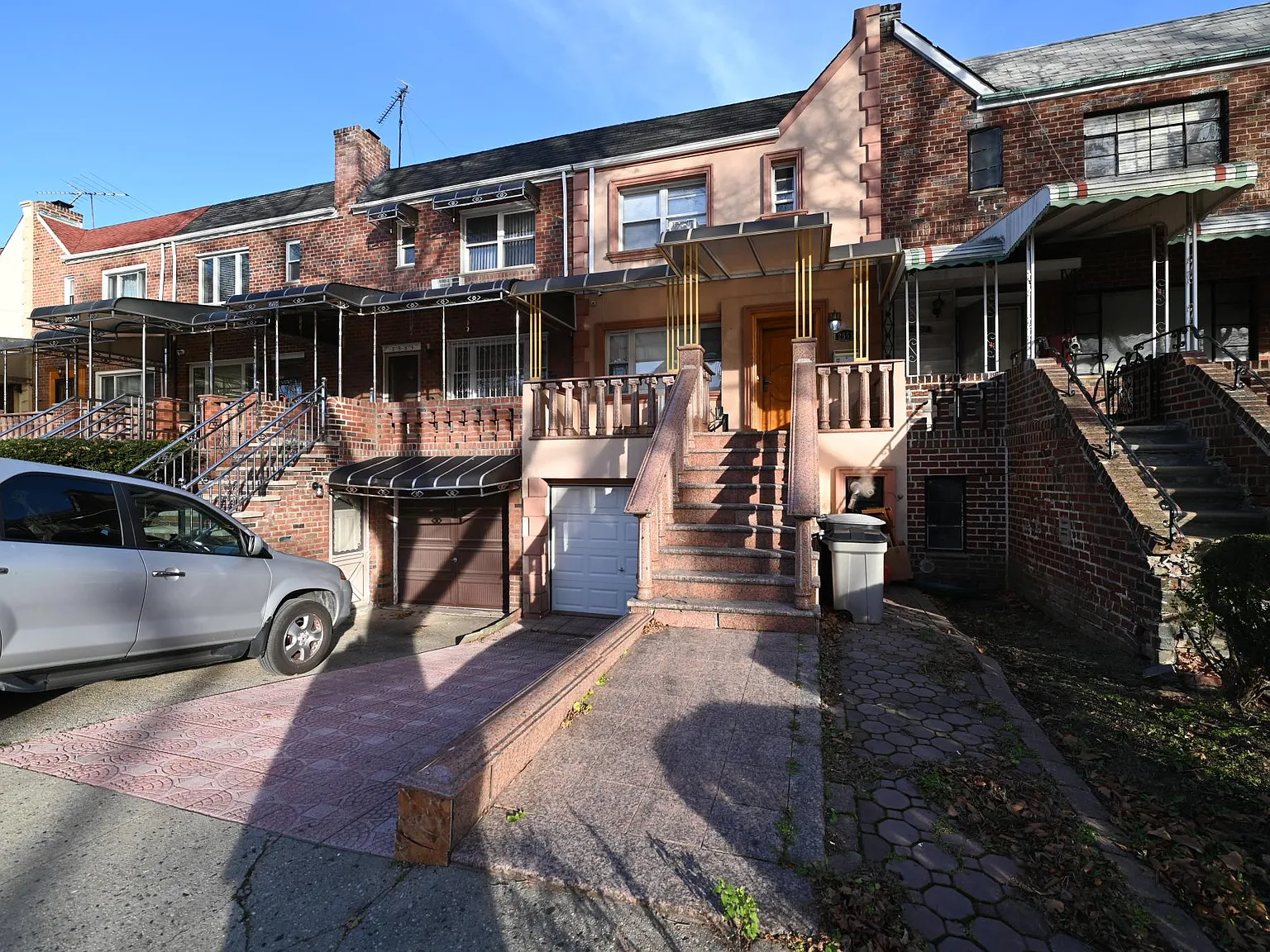 3 bed, 1.5 bath, 1890 sqft, $3,500 — Photo 2