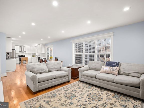 5th image of 5909 N Cranston Ln
