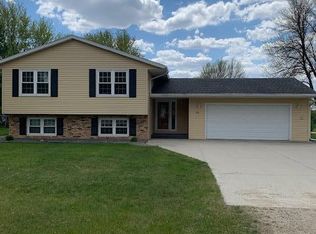 705 W 4th St, Litchfield, MN 55355