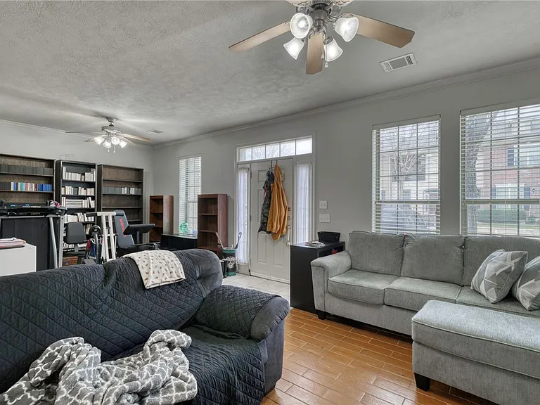 136 Forest Dr — Photo 3