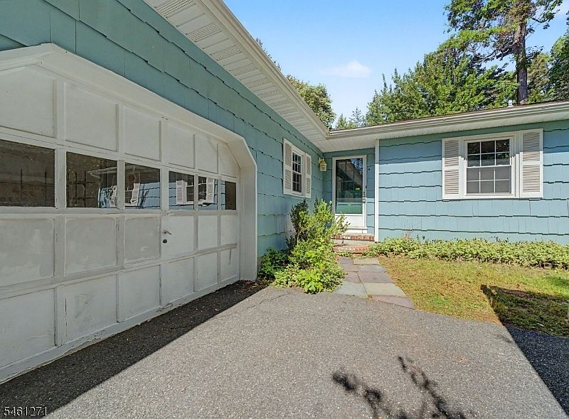 1st image of 2 Arlyn Ln