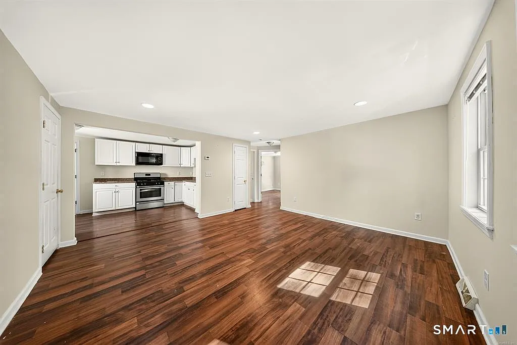 3 bed, 1.0 bath, 965 sqft, $2,200 — Photo 1