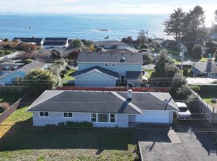 425 Memory Ln, Brookings, OR 97415