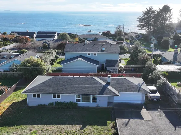 425 Memory Ln, Brookings, OR 97415