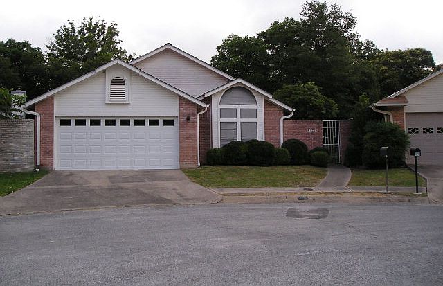 1st image of 122 Aspen Dr