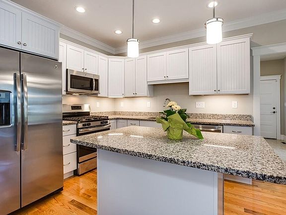 4th image of 24 Follinsbee Ln