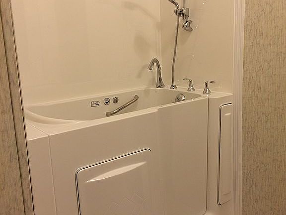 En-suite walk-in tub