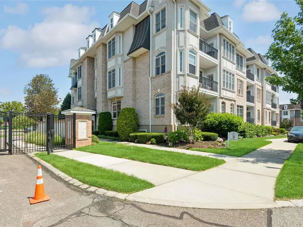 226 Roosevelt Way #301C, Westbury, NY 11590