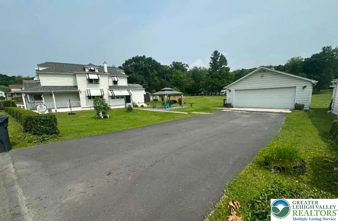 5 bed, 2.5 bath, 2676 sqft, $2,100 — Photo 1
