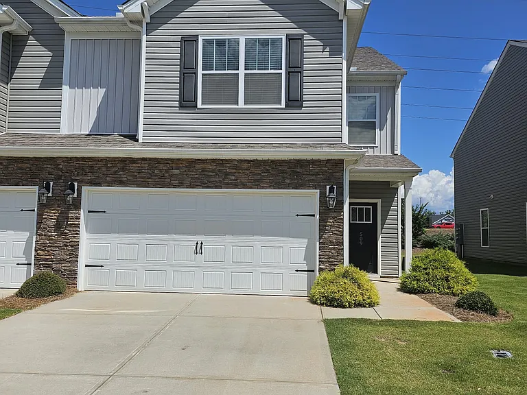 509 Yellow Fox Rd — Photo 1