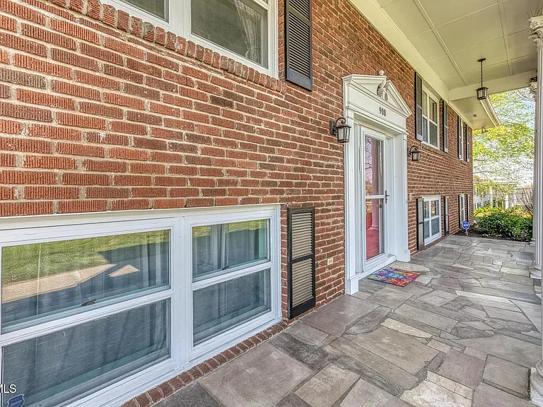 908 Meadow Ln — Photo 5