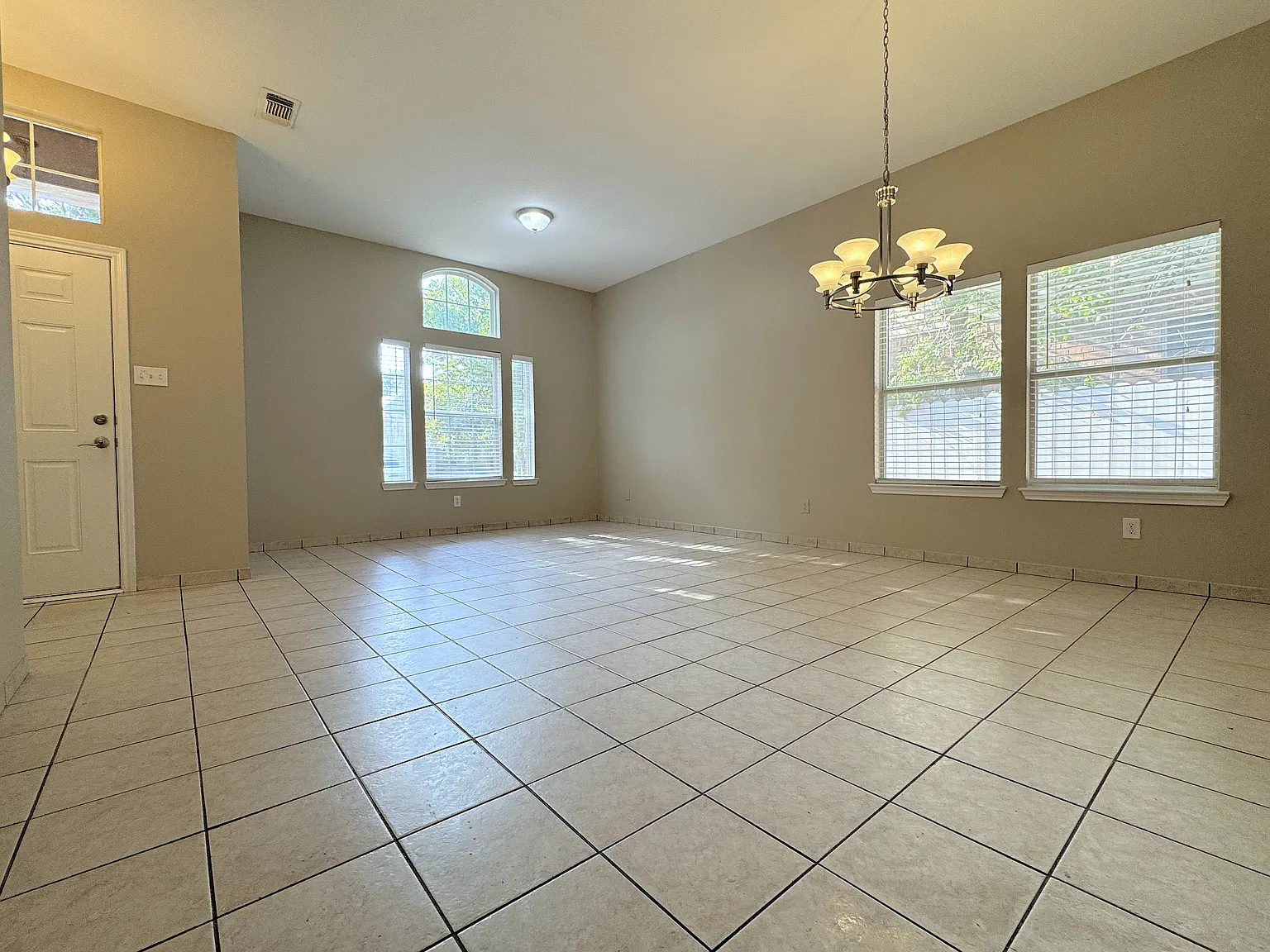 3 bed, 2109 sqft, $2,600 — Photo 4