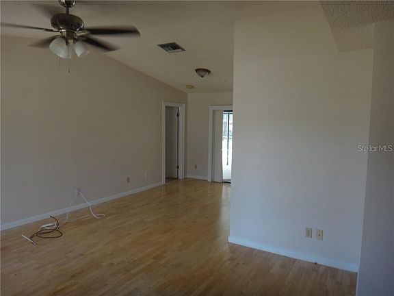 3rd image of 915 Harbor Cir