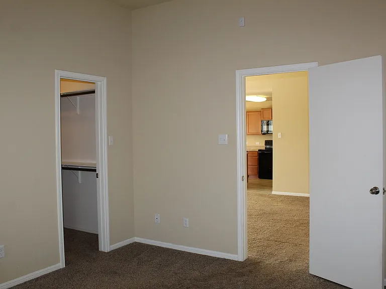 1104 Jamestown Dr — Photo 12