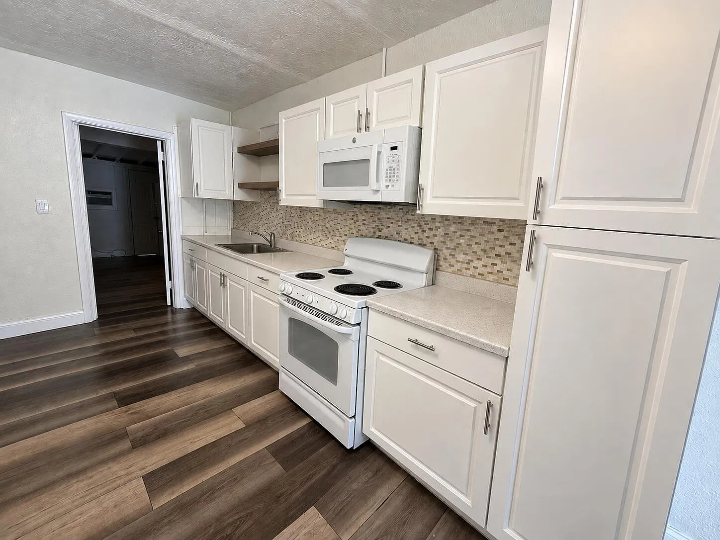 3 bed, 1.0 bath, 1191 sqft, $2,095 — Photo 3
