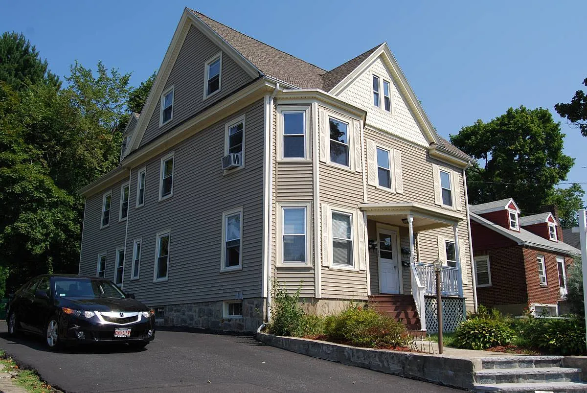 3 bed, 925 sqft, $2,730 — Photo 1
