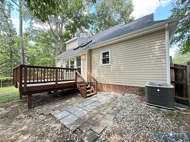 3 bed, 2.0 bath, 1356 sqft, $2,395 — Photo 2