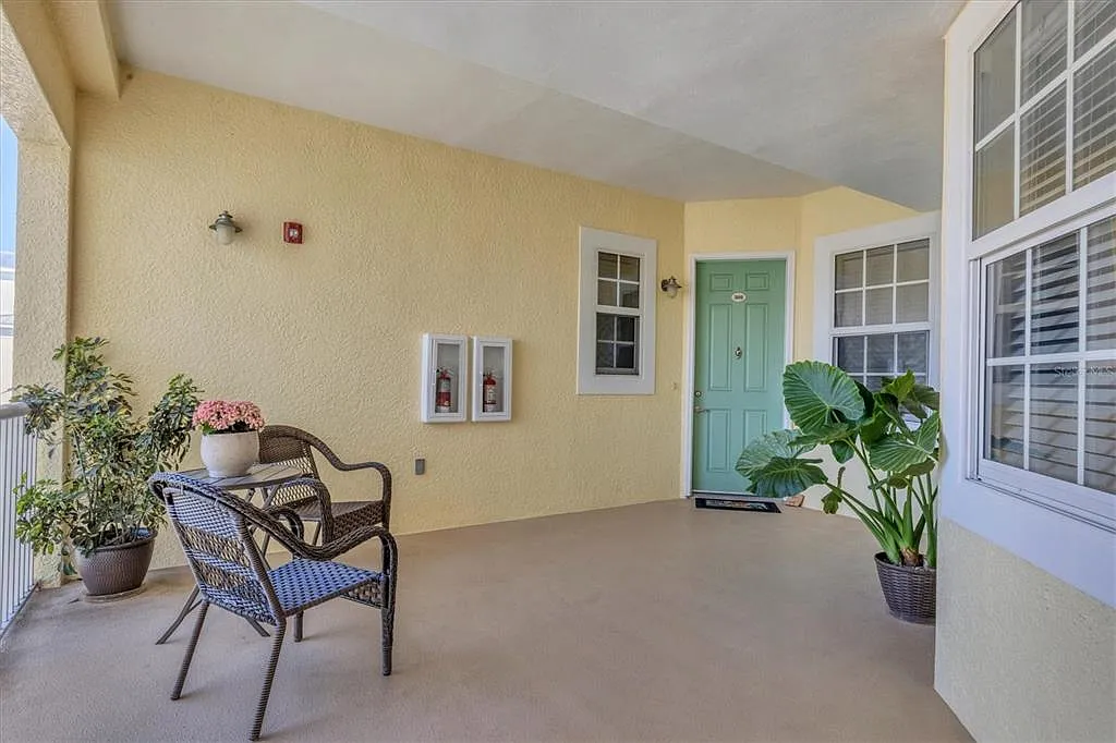 3 bed, 2.5 bath, 1999 sqft, $5,900 — Photo 2