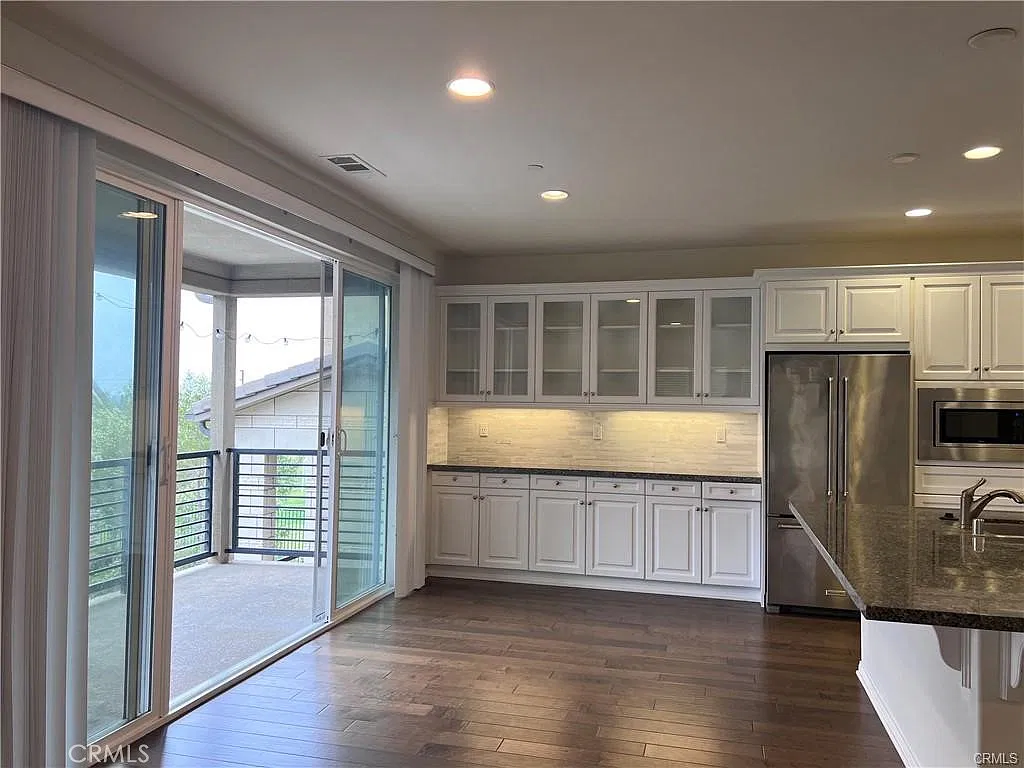 4 bed, 2267 sqft, $5,100 — Photo 4