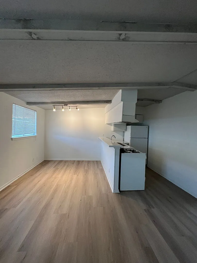 Hyde Park 1-Bedroom Apartment Near UT | Parking Included — Photo 3