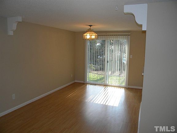 3rd image of 109 Hollowoak Ct