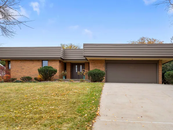 1140 Arrowhead Dr, Dubuque, IA 52003