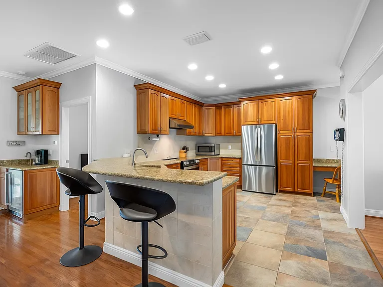 926 Cordova Blvd NE — Photo 5
