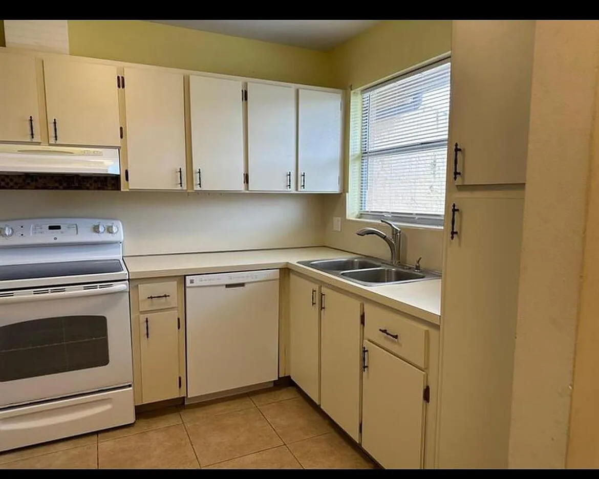 3 bed, 2.0 bath, 1300 sqft, $2,600 — Photo 3