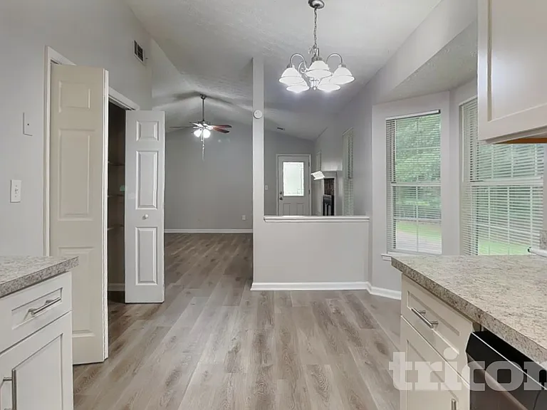 270 Rosewood Dr — Photo 5
