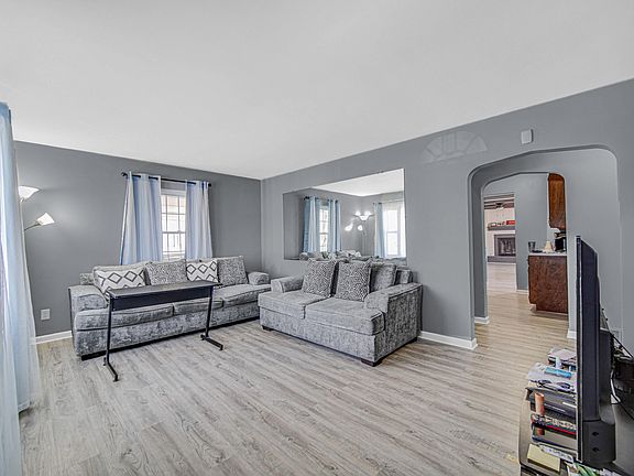 4th image of 1119 W 38th Pl