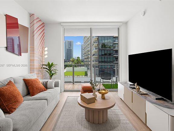 4th image of 90 NE 32nd St Unit 808