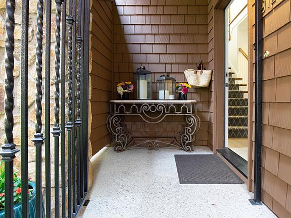 4th image of 9912 Club Place Ln