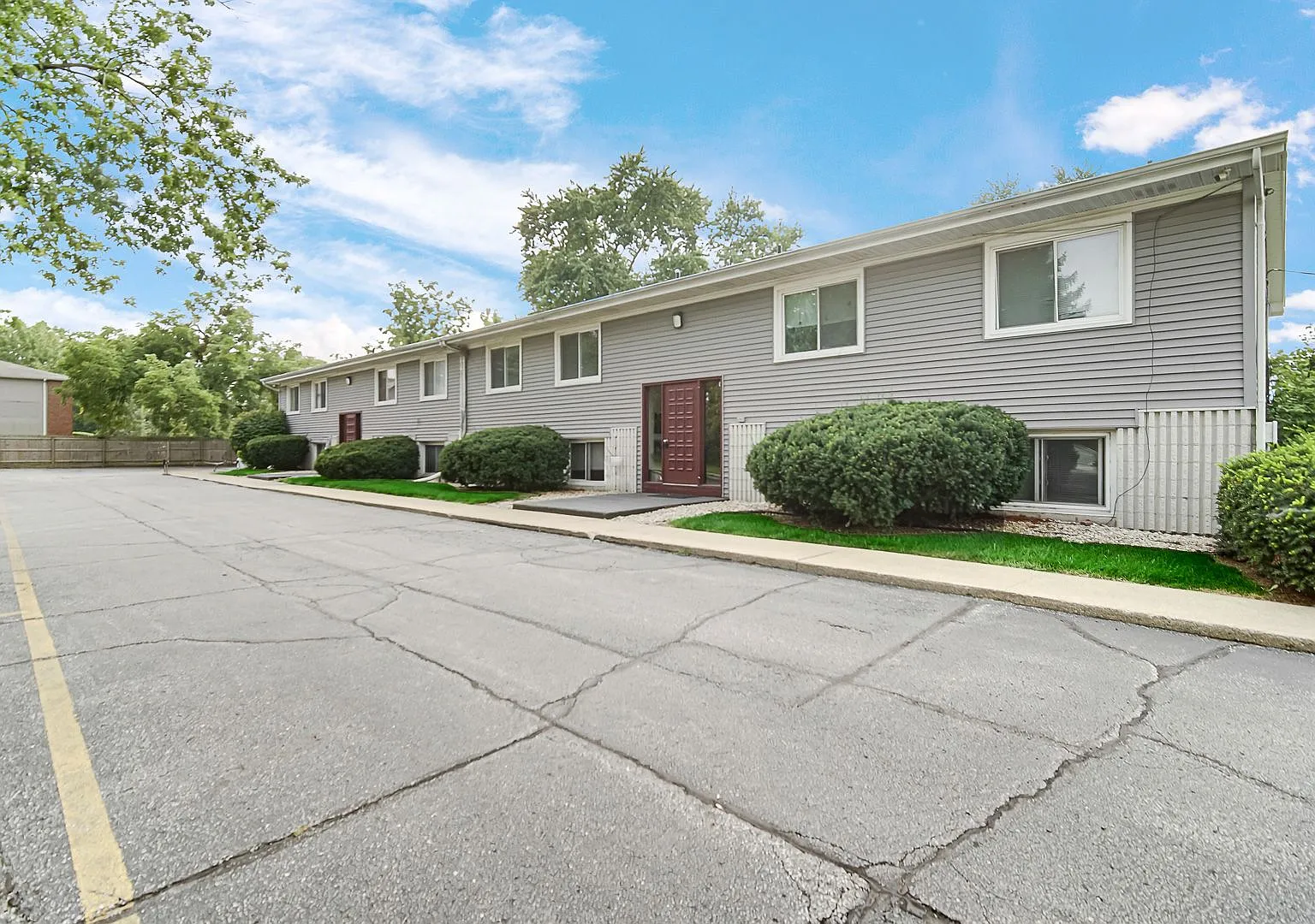 323 W Walnut St — Photo 2
