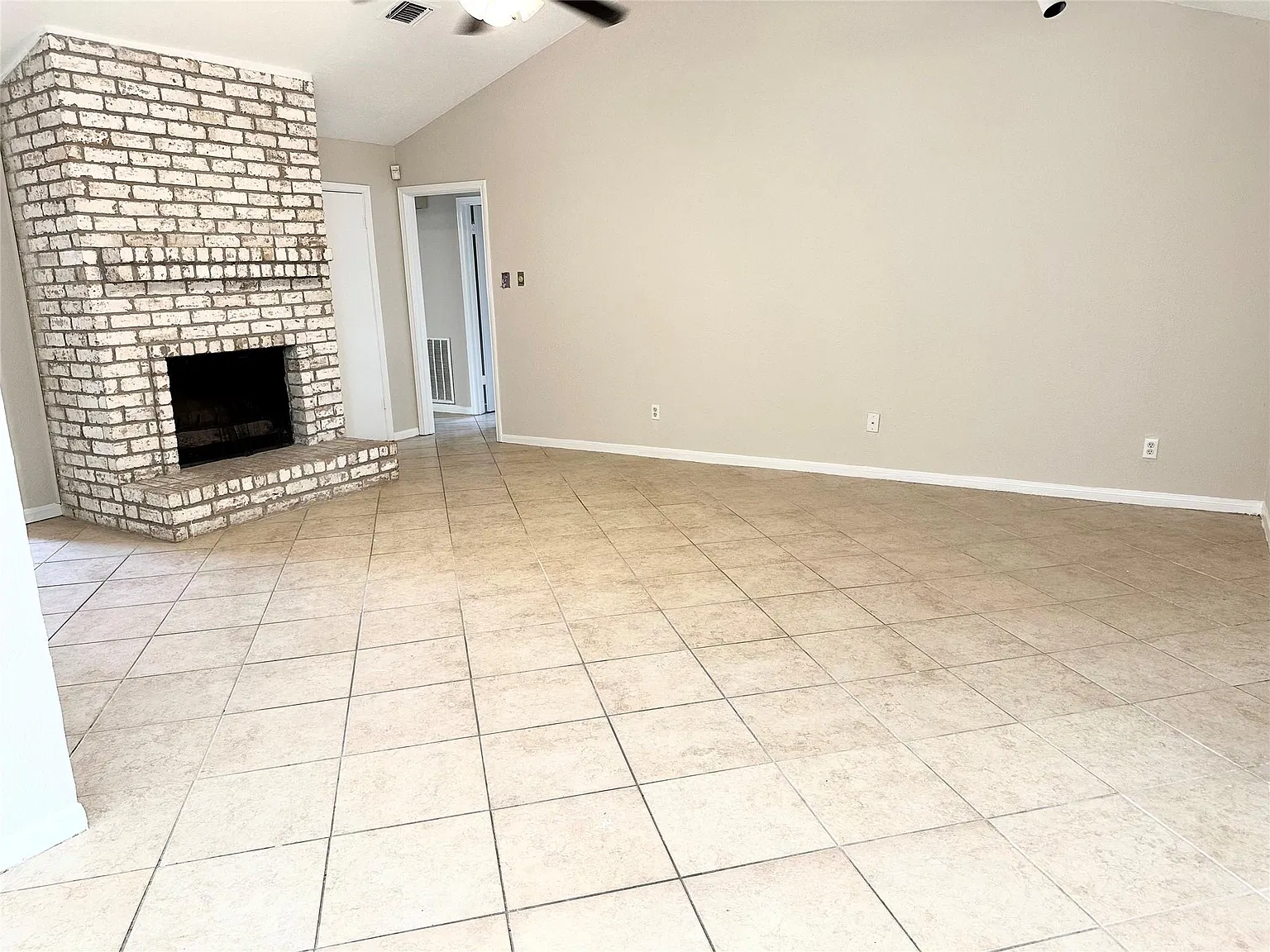4 bed, 2.0 bath, 2096 sqft, $2,100 — Photo 2